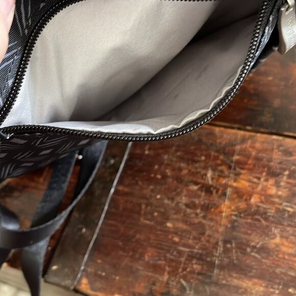 Baggallini Black Print Everywhere Crossbody Bag W/Pouch 9"x9"x2.5" - Picture 6 of 7